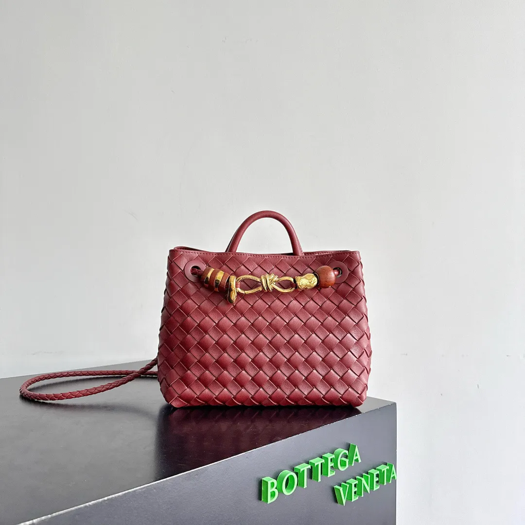 The new Andiamo batch of 3060 BV is shipped‼ ️The classic intercciato weaving process is used to create a soft bag, the metal knot is made of micro-cast aluminum using jewelry technology🪢, and the decorative beads are made of metal and hand-polished oak, allowing you to jump repeatedly between elegance and fun💃, making it unpredictable. Classic and versatile, it shows off your temperament, and the bag has a large capacity, making it very convenient for daily commuting! It has a variety of carrying methods, the shoulder straps can be adjusted by yourself, the original lambskin feels soft and delicate, and the unisex style breaks gender boundaries and brings a more practical and long-lasting use experience. The Andiamo, which has both elegant and casual styles, perfectly interprets the "fashionable old money style". Style number: 743568+wood hardware Color: Sapele Red Size: 25*22*10.5cm